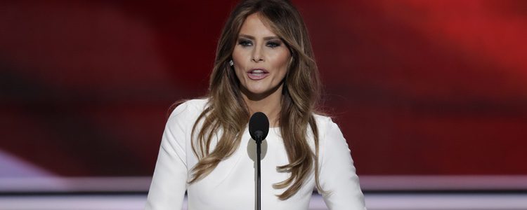 Melania Trump con un vestido blanco con puños XXL