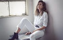 Jessica Alba con un total look blanco de DL1961