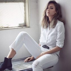 Jessica Alba con un total look blanco de DL1961