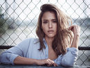 Jessica Alba posando con una camisa vaquera para DL1961