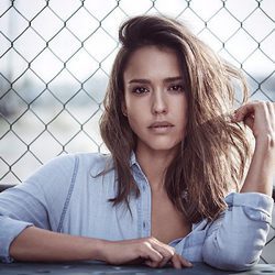 Jessica Alba posando con una camisa vaquera para DL1961
