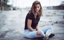 Jessica Alba sentada con jeans y camiseta para DL1961