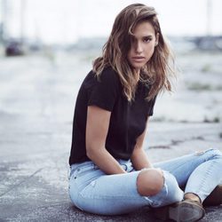 Jessica Alba sentada con jeans y camiseta para DL1961