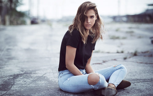 Jessica Alba sentada con jeans y camiseta para DL1961