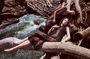 Modelos posando con un diseño de la nueva colección de otoño/invierno 2016/2017 de Zara