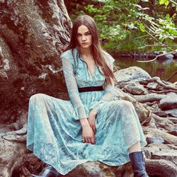 Modelo posando con un diseño de la nueva colección de otoño/invierno 2016/2017 de Zara