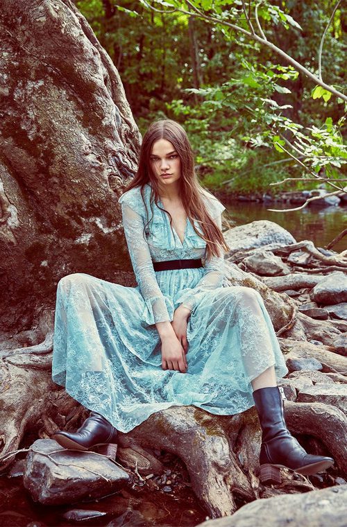 Modelo posando con un diseño de la nueva colección de otoño/invierno 2016/2017 de Zara