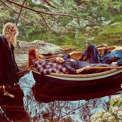 Modelos posando con los diseños bohos de la nueva colección de otoño/invierno 2016/2017 de Zara
