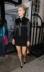Pixie Lott luciendo un total look negro en Londres