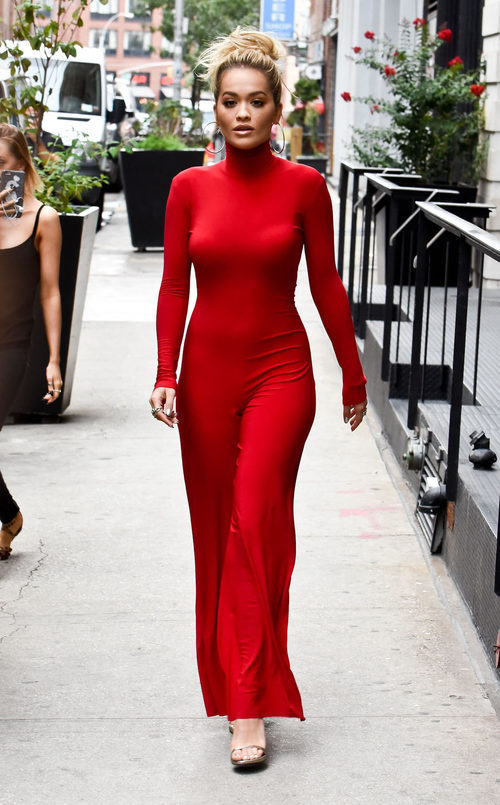 Rita Ora con un total look rojo en Nueva York