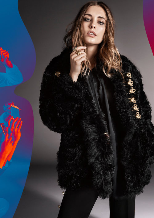 La modelo Nadja Bender para Pinko otoño/invierno 2016/2017