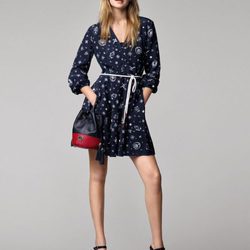 Gigi Hadid con un vestido midi de Tommy Hilfiger otoño/invierno 2016/2017