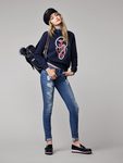Gigi Hadid vestida de su colección para Tommy Hilfiger otoño/invierno 2016/2017