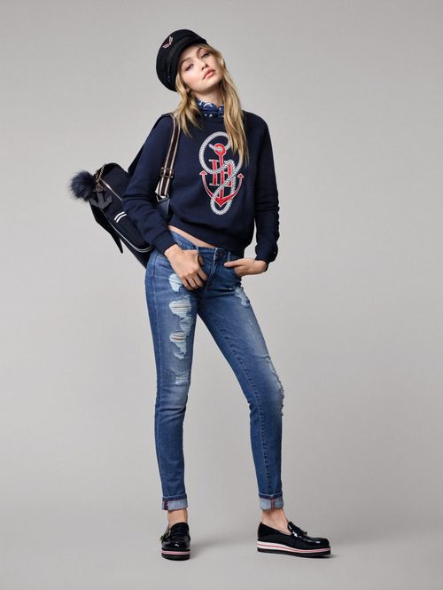Gigi Hadid vestida de su colección para Tommy Hilfiger otoño/invierno 2016/2017