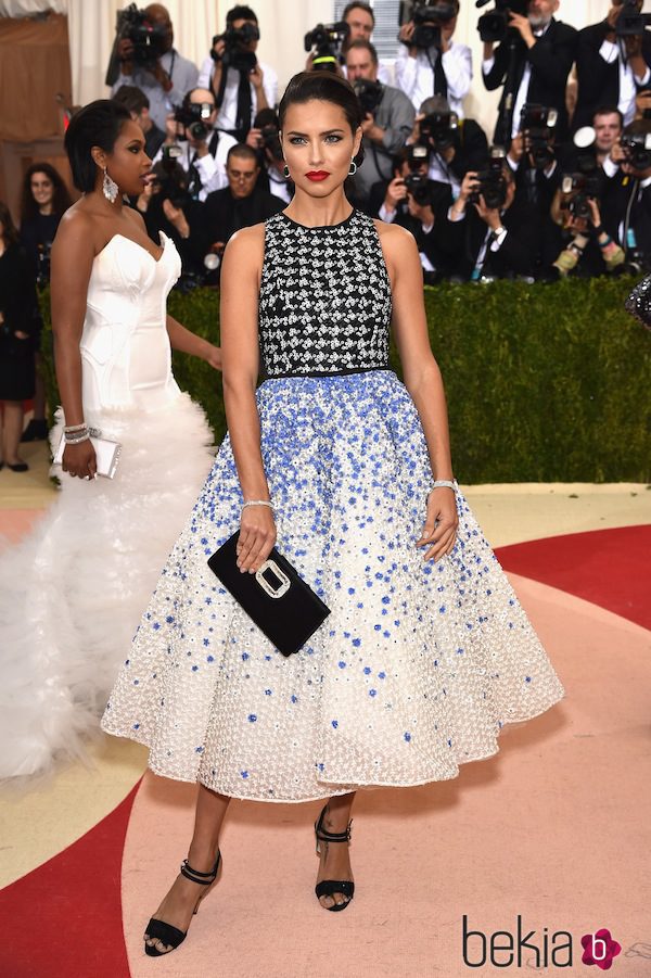 Adriana Lima con un vestido de Valli