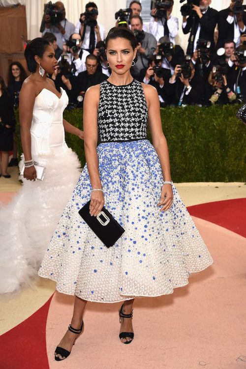 Adriana Lima con un vestido de Valli