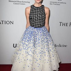 Allison Williams luciendo un vestido de Valli