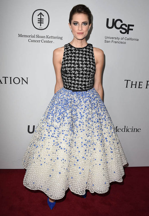 Allison Williams luciendo un vestido de Valli