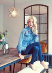 Poppy Delevingne con un cazadora denim con parches de la nueva colección de LEVI'S