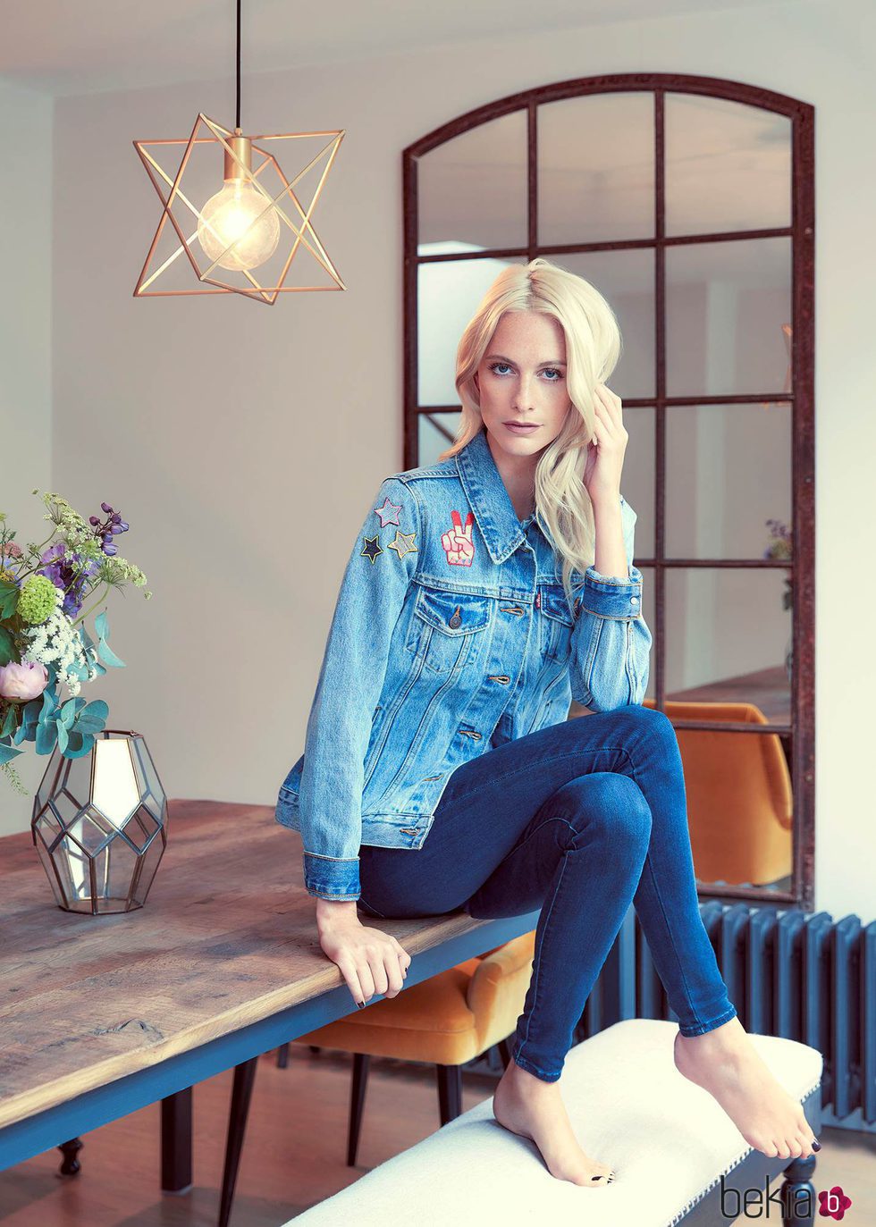Poppy Delevingne con un cazadora denim con parches de la nueva colección de LEVI'S