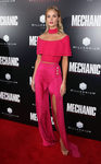 Rosie Huntington-Whiteley con un total look rosa fucsia