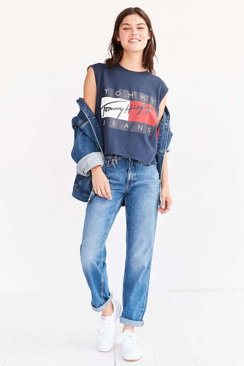 Look denim de Tommy Jeans para Urban Outfitters