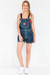 Peto corto de Tommy Jeans en su colaboración con Urban Outfitters