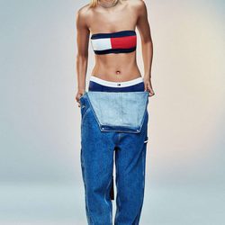 Top con el logotipo de Tommy Jeans para Urban Outfitters