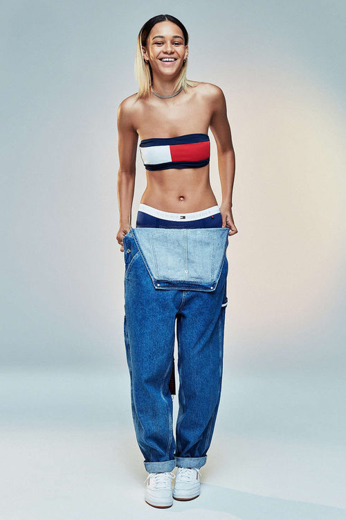 Top con el logotipo de Tommy Jeans para Urban Outfitters