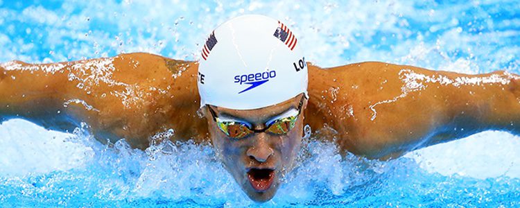 Ryan Lochte con un gorro de Speedo