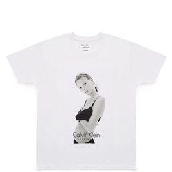 Camiseta blanca de Kate Moss para Calvin Klein y Opening Ceremony