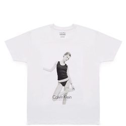 Camiseta solidaria de Kate Moss para Calvin Klein y Opening Ceremony