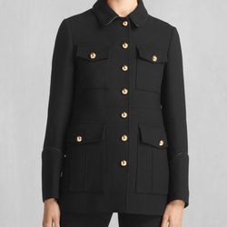 Abrigo negro y dorado de Liv Tyler para Belstaff otoño/invierno 2016/2017