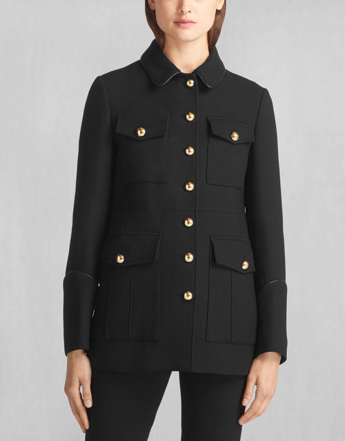 Abrigo negro y dorado de Liv Tyler para Belstaff otoño/invierno 2016/2017