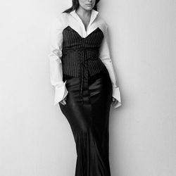 Ashley Graham con una falda y camisa de H&M