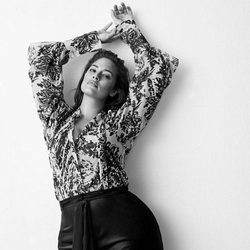 Ashley Graham posando para la nueva colección de H&M