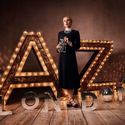 Dree Hemingway con un bolso de pedrería de Accessorize otoño/invierno 2016/2017
