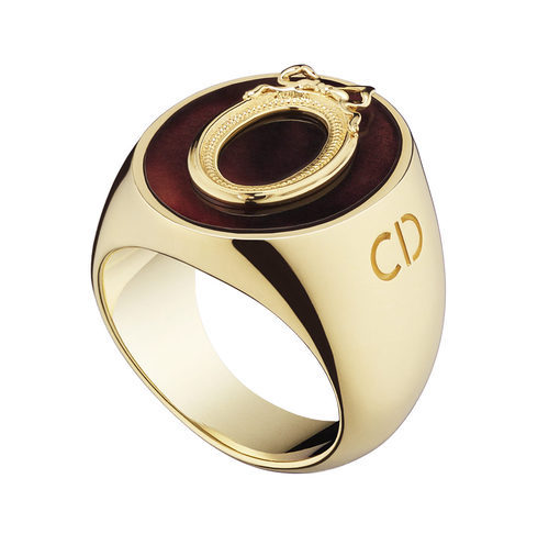 Anillo con un óvalo de Dior de su colección 'Lucky Dior'