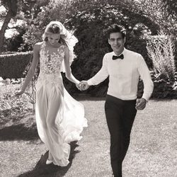Romee Strijd y Jon Kortajarena en la nueva campaña de Pronovias 2017