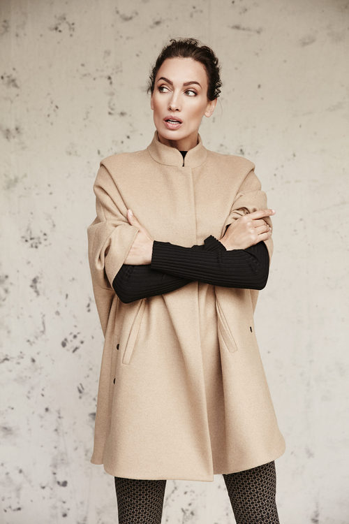 Nieves Álvarez con un abrigo color camel de Trucco otoño/invierno 2016/2017