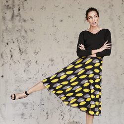 Nieves Álvarez con una falda negra y amarilla de Trucco otoño/invierno 2016/2017