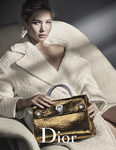 Jennifer Lawrence con un bolso metalizado de Dior otoño/invierno 2016/2017
