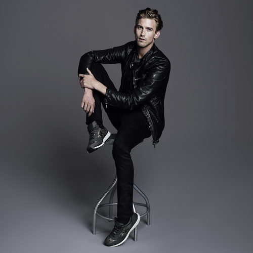 RJ King con unas zapatillas de estampado militar de Hogan otoño/invierno 2016/2017