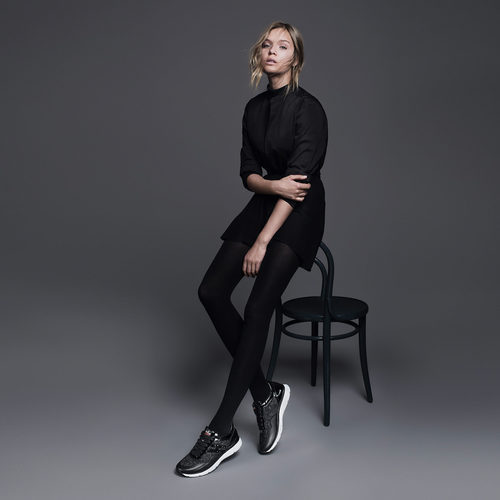 Josephine Skriver con unos sneakers de Hogan otoño/invierno 2016/2017
