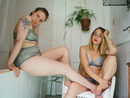 Lena Dunham y Jemima Kirke posando para Lonely Girls