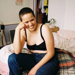 Sujetador negro de la nueva campaña para mujeres reales de Lonely Girls