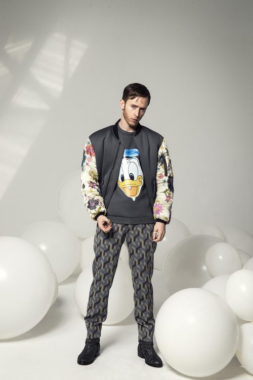 Pablo Rivero con una bomber de Ana Locking otoño/invierno 2016/2017