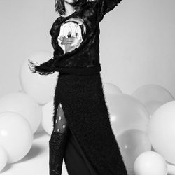 Leticia Dolera con sudadera y falda de Ana Locking otoño/invierno 2016/2017