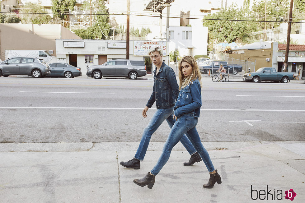 Hailey Baldwin y Lucky Blue SMith posando en la nueva campaña de Hilfiger Denim para Tommy Hilfiger de otoño 2016