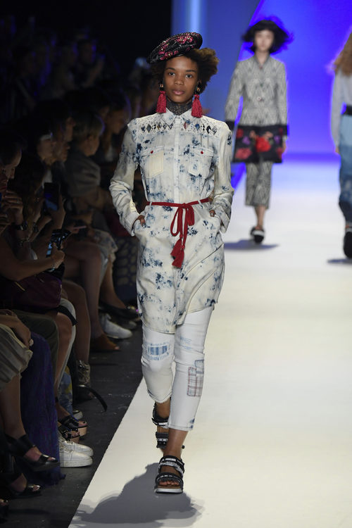 Camisa larga de Desigual primavera/verano 2017 en la Semana de la Moda de Nueva York